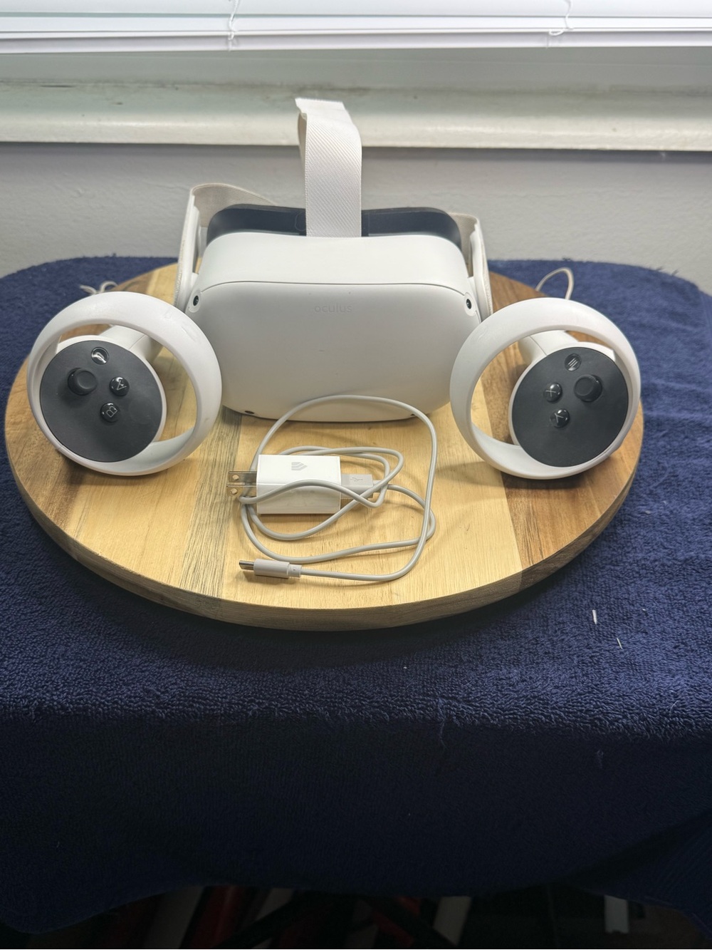 Quest 2 White VR Headset with Controllers (Tested)